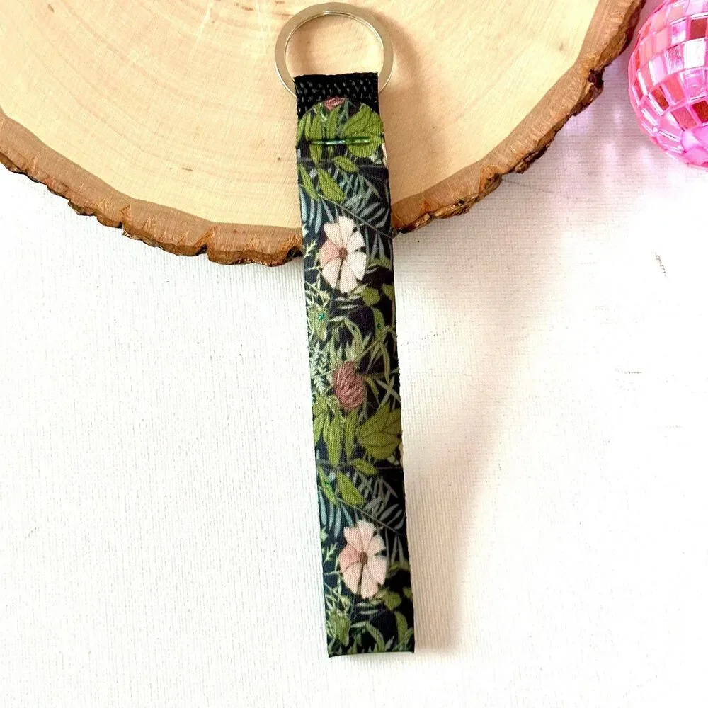 Boho Wristlet Keychain - Bohemian Key Holder Accessory (Black backgrnd  Daisies)